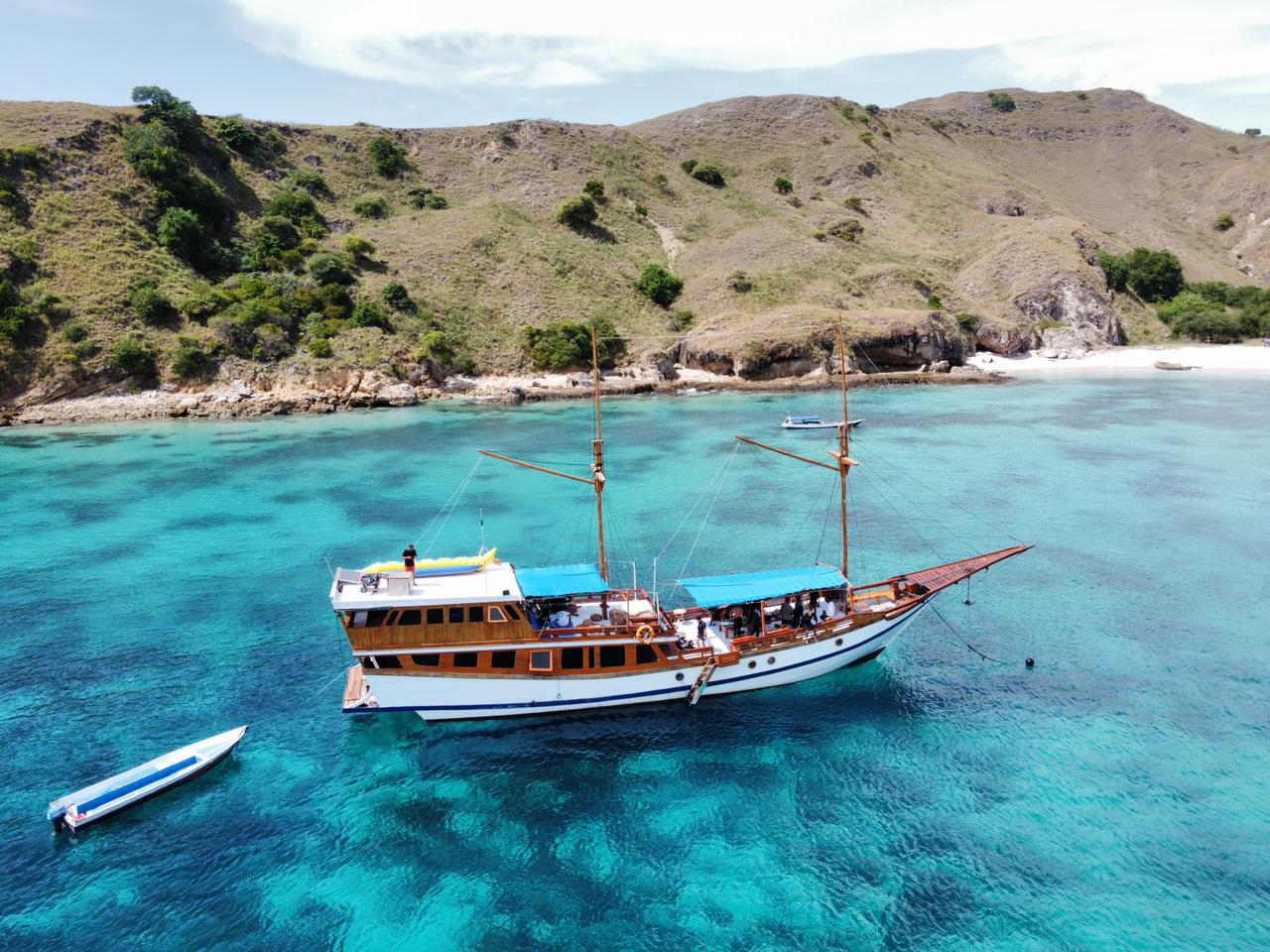Kunjungi Dengan Kapal Phinisi, Ini 10 Keindahan Pulau Padar Labuan Bajo